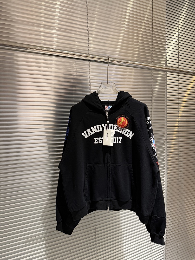 Streetwear Brand Slogans - Modemerk 25FW co-branded zip-up hoodie met
